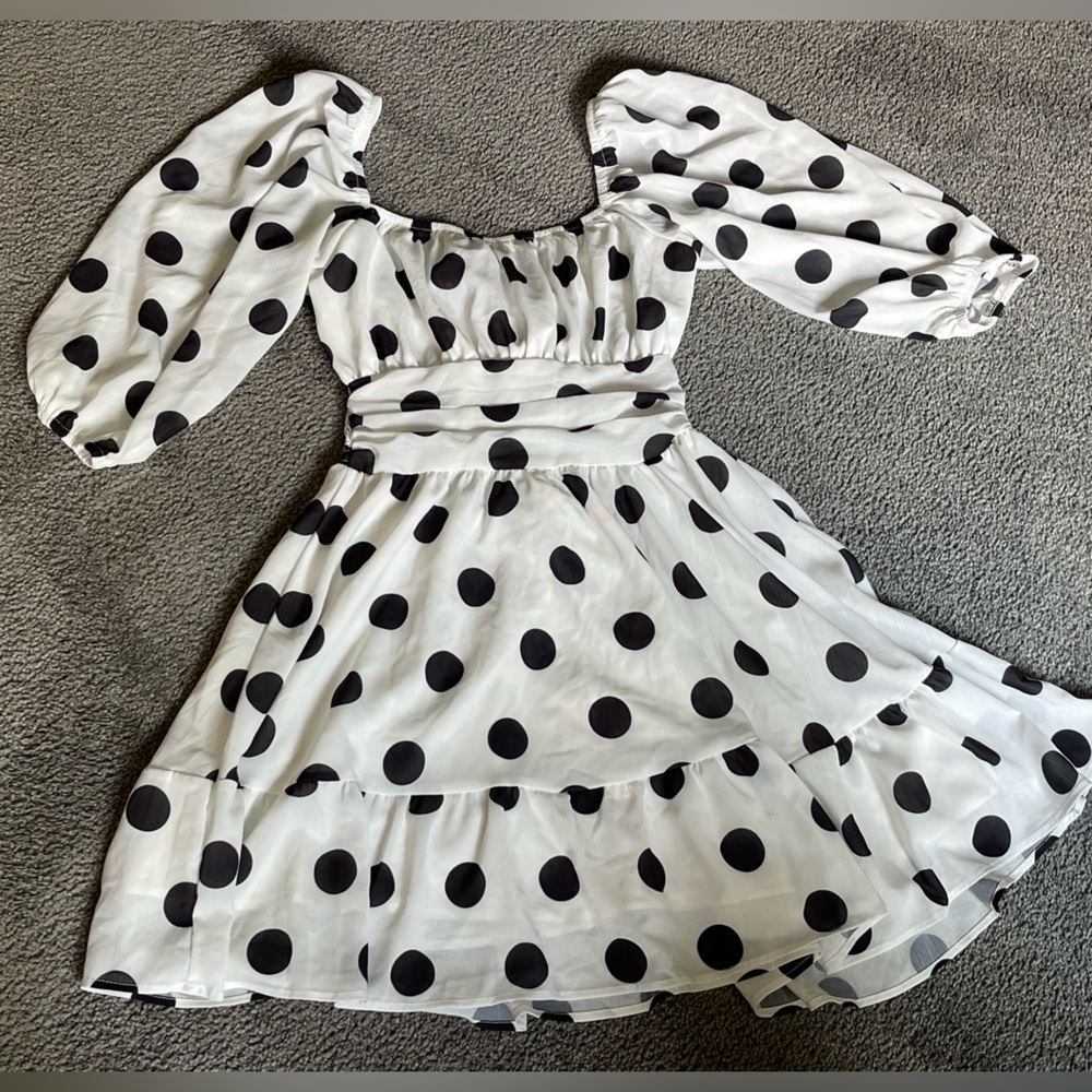 WHITE W/BLACK POLKA DOT PUFF SLEEVE DRESS, TIE BACK. Size XL. Pit 2 Pit 17”.